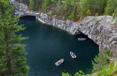 Karelia Rusya 'daki Ruskeala Dağı Parkı' ndaki Mermer Göl