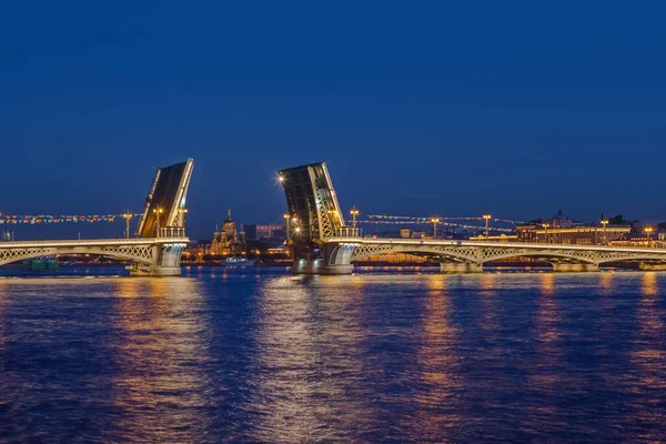 Río Neva Blagoveshchensky Puente Abierto San Petersburgo Rusia — Foto de Stock