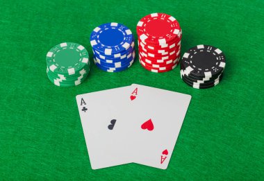 Kumarhane fişleri ve iskambil kağıtları yeşil masada - kumar geçmişi