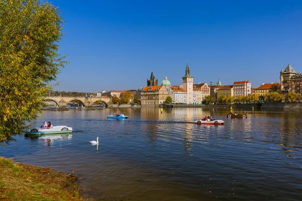 Praga República Checa Octubre 2017 Gente Navegando Moldava Centro Praga — Foto de Stock