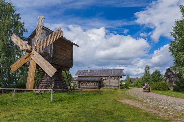 マンドロギロシアの村の木造風車 建築背景 — ストック写真