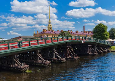 Saint-Petersburg, Rusya - 27 Temmuz 2020: Tavşan Adası 'ndaki Peter-Pavel Kalesinde Köprü.