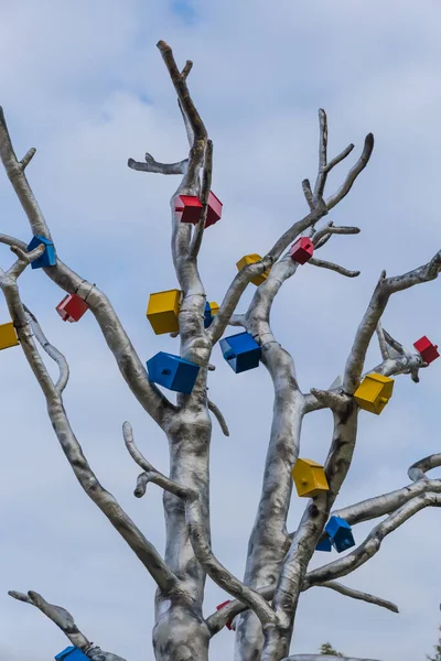 Kolorowe Drewniane Domki Dla Ptaków Drzewie Petrozavodsk Rosja — Zdjęcie stockowe