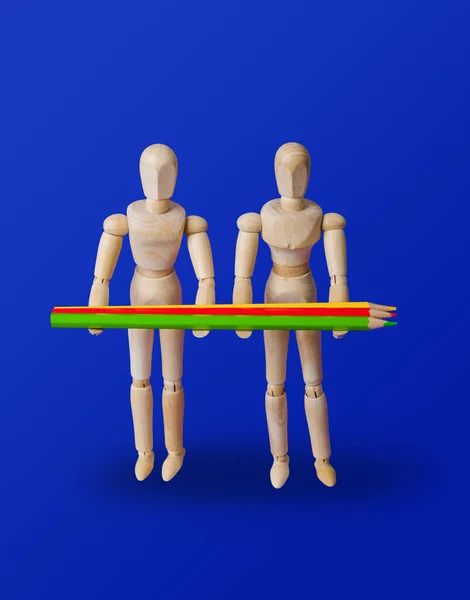 Spielzeugfiguren Aus Holz Mit Bleistiften Auf Blauem Hintergrund — Stockfoto