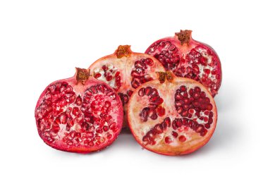 Beyaz arkaplanda izole edilmiş büyük olgun nar.