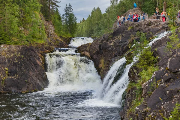 Carelia Russia Agosto 2020 Turisti Sulla Cascata Del Kivach Carelia — Foto Stock