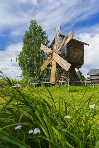 Molino Viento Madera Pueblo Mandrogi Rusia Fondo Arquitectura —  Fotos de Stock