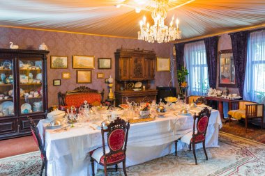 Kırsal kesimde masa ayarı - eski bir evin içi