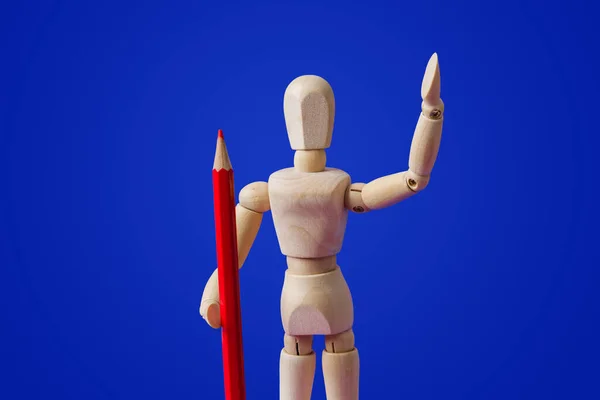 Figurine Jouet Bois Avec Crayon Sur Fond Bleu — Photo
