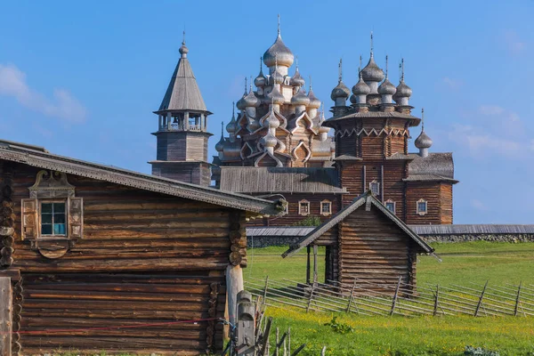 Slavné Dřevěné Budovy Ostrově Kizhi Rusko Architektonické Zázemí — Stock fotografie