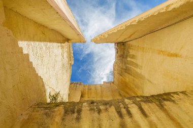 Lithica Pedreres des Hostal eski taş ocağı kumtaşı yüksek duvarlara Minorka Adası, Balear Adaları, İspanya.