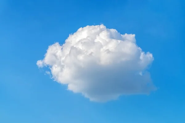 Tek Küçük Beyaz Mavi Bulut Mavi Gökyüzü — Stok fotoğraf