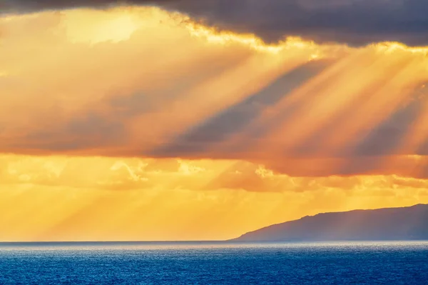 Bunte Sonnenuntergangsstrahlen Die Durch Die Gewitterwolke Auf Der Griechischen Insel — Stockfoto