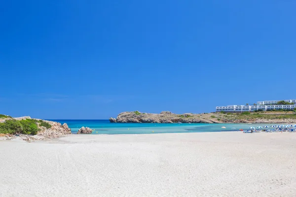 阿雷纳尔 儿子绍海滩与白色沙子和绿松石地中海在夏天晴朗的天在梅诺卡海岛 西班牙 — 图库照片
