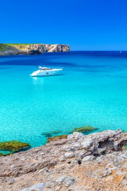 Cala d Algariens yaz güneşli gün, Menorca Adası, İspanya su üzerinde yüzen yat ile Akdeniz üzerinde göster.