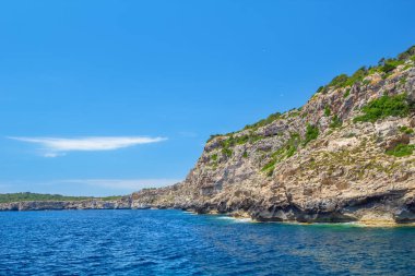 Menorca Island Sahil uçuruma ile yeşil çalılar, Balear Adaları, İspanya ile kaplı.