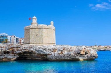 Aziz Nikolaos kale veya Castell de Sant Nicolau Minorka Adası, Balear Adaları, İspanya güneşli yaz gününde Ciutadella şehir limanında.