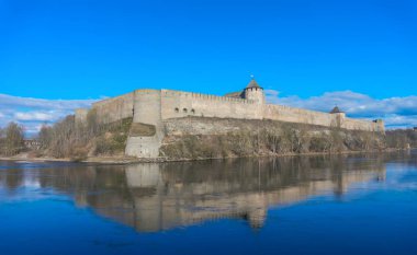 Güneşli bir gün, Narva Nehri, Leningrad region, Rusya Federasyonu Ivangorod Kalesi. Kale 1492'ıvan III tarafından kuruldu.