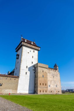 Hermann Castle cephe güneşli, Narva, Estonya. Herman kule 1256 Kuzey Estonya fethetti Danimarkalılar tarafından kuruldu..