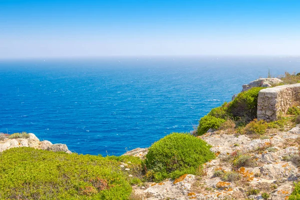 Menorca Eiland Rots Rand Reizen Achtergrond Met Blauwe Lucht Water — Stockfoto