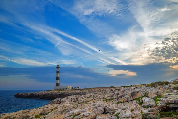 Βραχώδη Ακτή Της Μενόρκα Νησί Στη Μεσόγειο Θάλασσα Lightgous Στο — Φωτογραφία Αρχείου