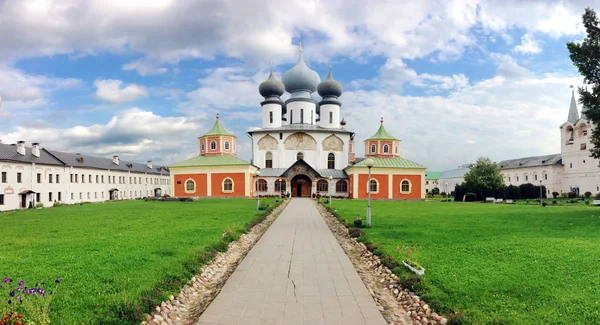 著名俄国 Tikhvin 假设修道院 列宁格勒地区 俄罗斯联邦 该修道院成立于 1560年 建作堡垒 在麻烦的时间它由波兰人军队占领和随后瑞典力量直到1613 — 图库照片