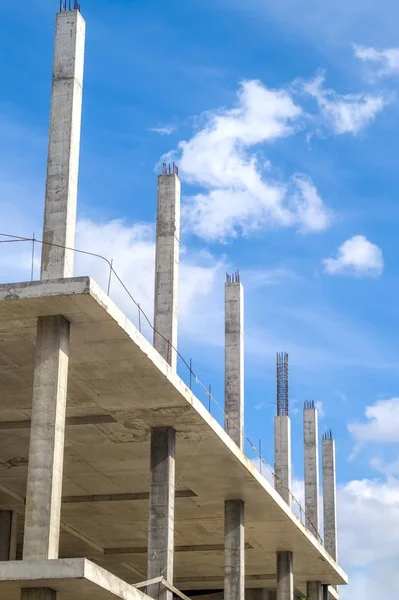 Noul Cadru Construcție Monolit Neterminat Din Beton Cer Albastru Fundal — Fotografie, imagine de stoc