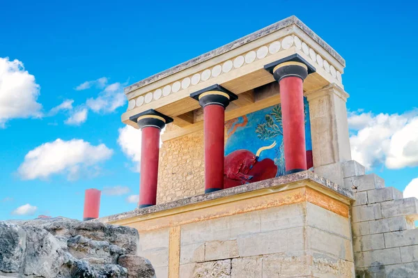 古北入口克诺索斯宫殿与充电红色公牛壁画在晴朗的夏天天 克里特岛 — 图库照片