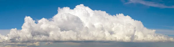 蓝天与大蓬松的积云云宽全景背景 — 图库照片