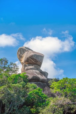 Yelkenli tekne Rock gün güneşli yaz. Simgesel Yapı ve sembol Similan Adaları, Tayland.