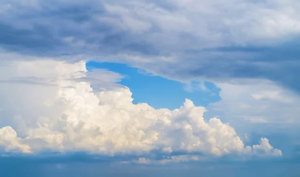 戏剧性的天空与沉重的云彩水平背景 — 图库照片