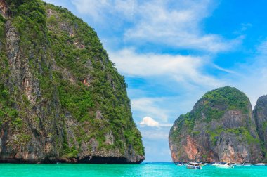 Orman Maya Bay, Tayland girişinde Phi Phi Leh Adası Deniz kayalıklarla kaplı.
