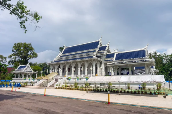 Wat Kaew Korawaram Budist Tapınağı Olarak Bilinen Beyaz Tapınak Şehrin — Stok fotoğraf