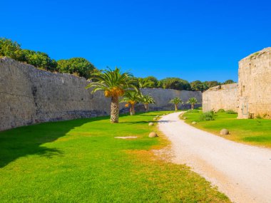 Rodos'un eski şehir etrafında yaya yolu. Gezinti için popüler bir yer. Yunanistan.