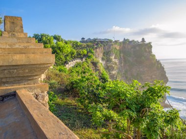 Uluwatu Tapınağı cliff duvar günbatımı siste, Jimbaran, Bali Adası, Endonezya.