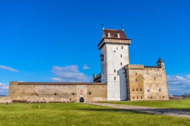 Hermann Castle cephe güneşli, Narva, Estonya. Herman kule 1256 Kuzey Estonya fethetti Danimarkalılar tarafından kuruldu..