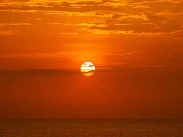 美しいインド洋の赤い夕日を背景 — ストック写真