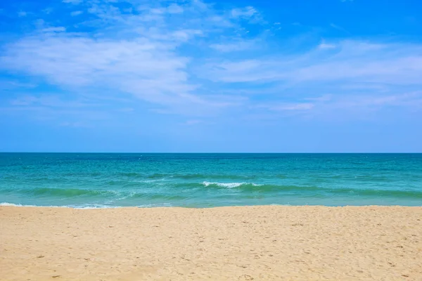 Морський пляж на сонячному фоні подорожі — стокове фото