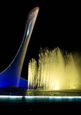 Sochi, Rusya - 19 Kasım 2017: Olimpiyat meşalesinin Firebird ve şarkı Olimpiyat Parkı Çeşme akşam kase. 2014 Olimpiyat Oyunları Sochi ana sembolü