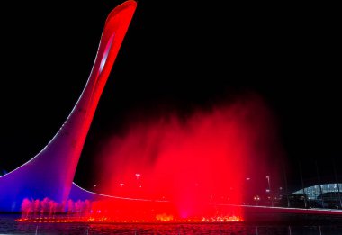 Sochi, Rusya - 19 Kasım 2017: Olimpiyat meşalesinin Firebird ve şarkı Olimpiyat Parkı Çeşme akşam kase. 2014 Olimpiyat Oyunları Sochi ana sembolü