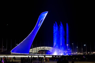 Sochi, Rusya - 19 Kasım 2017: Olimpiyat meşalesinin Firebird ve şarkı Olimpiyat Parkı Çeşme akşam kase. 2014 Olimpiyat Oyunları Sochi ana sembolü