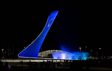 Sochi, Rusya - 19 Kasım 2017: Olimpiyat meşalesinin Firebird ve şarkı Olimpiyat Parkı Çeşme akşam kase. 2014 Olimpiyat Oyunları Sochi ana sembolü