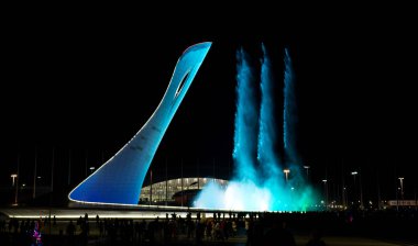 Sochi, Rusya - 19 Kasım 2017: Olimpiyat meşalesinin Firebird ve şarkı Olimpiyat Parkı Çeşme akşam kase. 2014 Olimpiyat Oyunları Sochi ana sembolü