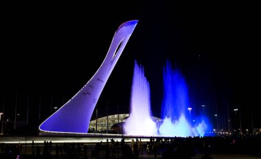 Sochi, Rusya - 19 Kasım 2017: Olimpiyat meşalesinin Firebird ve şarkı Olimpiyat Parkı Çeşme akşam kase. 2014 Olimpiyat Oyunları Sochi ana sembolü
