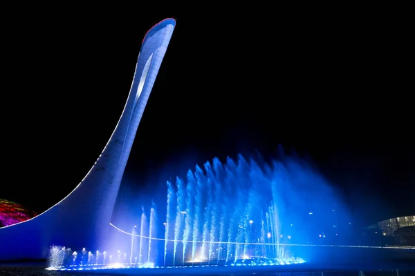 Sochi, Rússia - 19 de novembro de 2017: Bowl of the Olympic flame Firebird and singing Fountain in the Olympic park in the evening. Símbolo principal dos Jogos Olímpicos de 2014 em Sochi — Fotografia de Stock