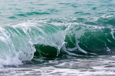 Azgın Karadeniz. Büyük dalga deniz köpüğü ile