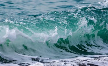 Azgın Karadeniz. Büyük dalga deniz köpüğü ile