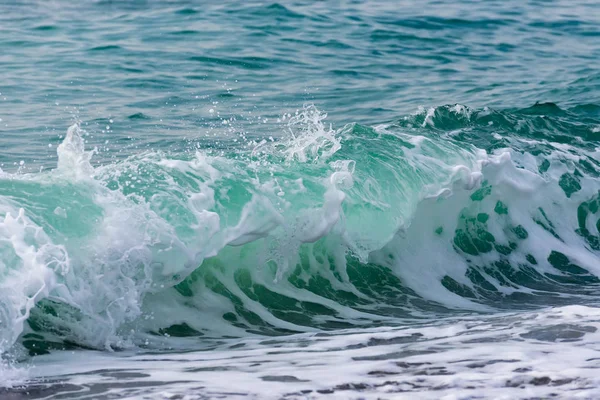 Mer Noire qui fait rage. Grande vague avec mousse de mer — Photo