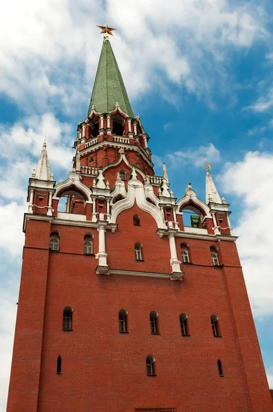 Torres de la pared del Kremlin en la mañana soleada del verano —  Fotos de Stock