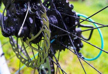 Yeşil çimen arka planında bisiklet fren diski.